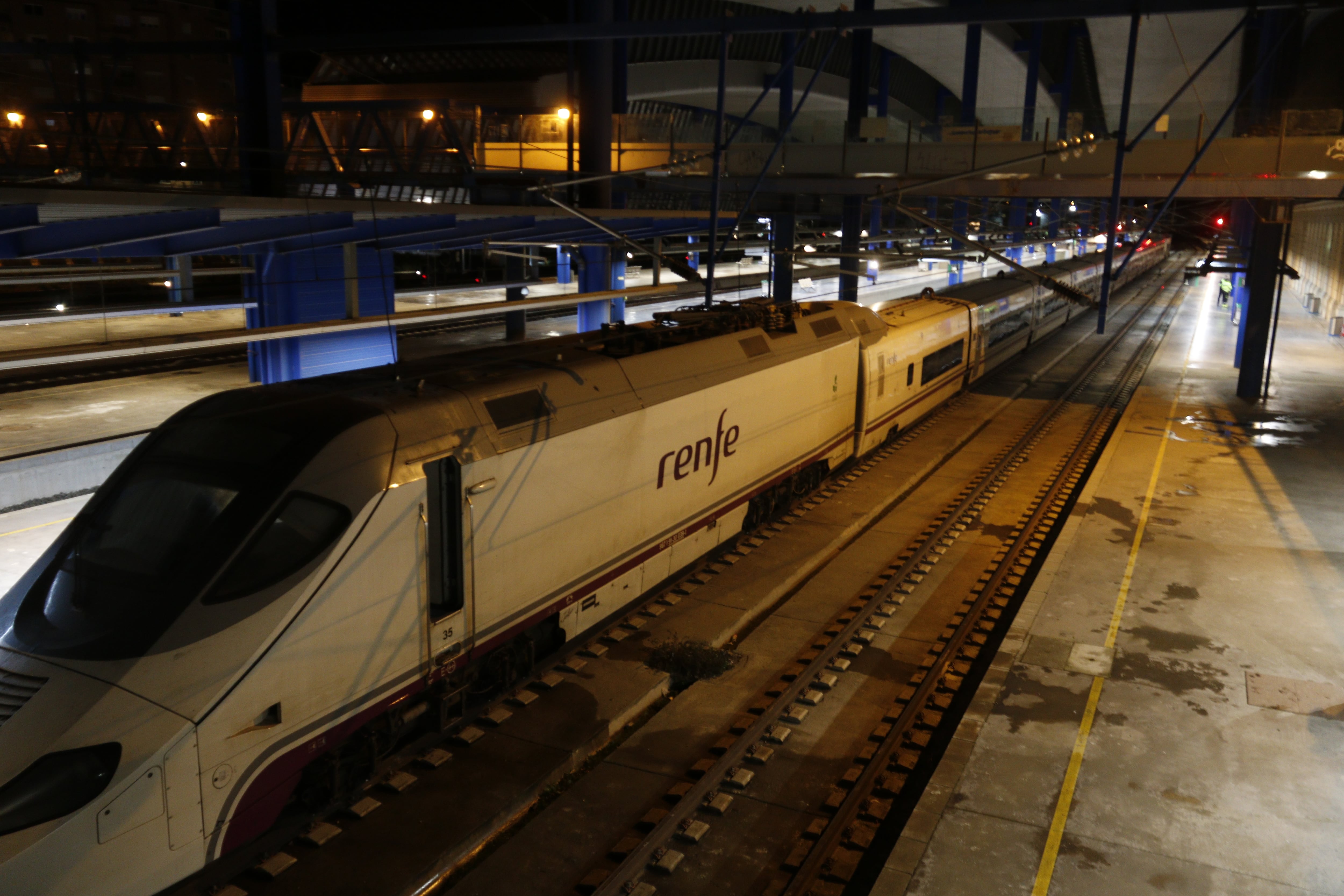 El tren Alvia parado en la estación de Lleida-Pirineus.