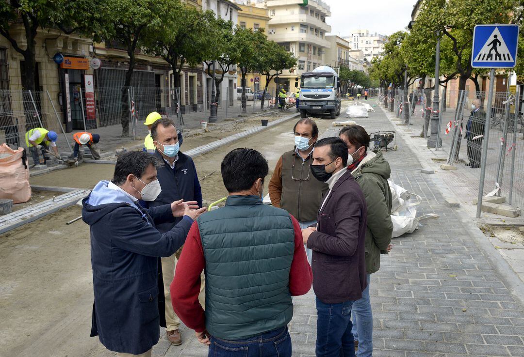 José Antonio Díaz, delegado municipal de Urbanismo, comprobando el estado de las obras