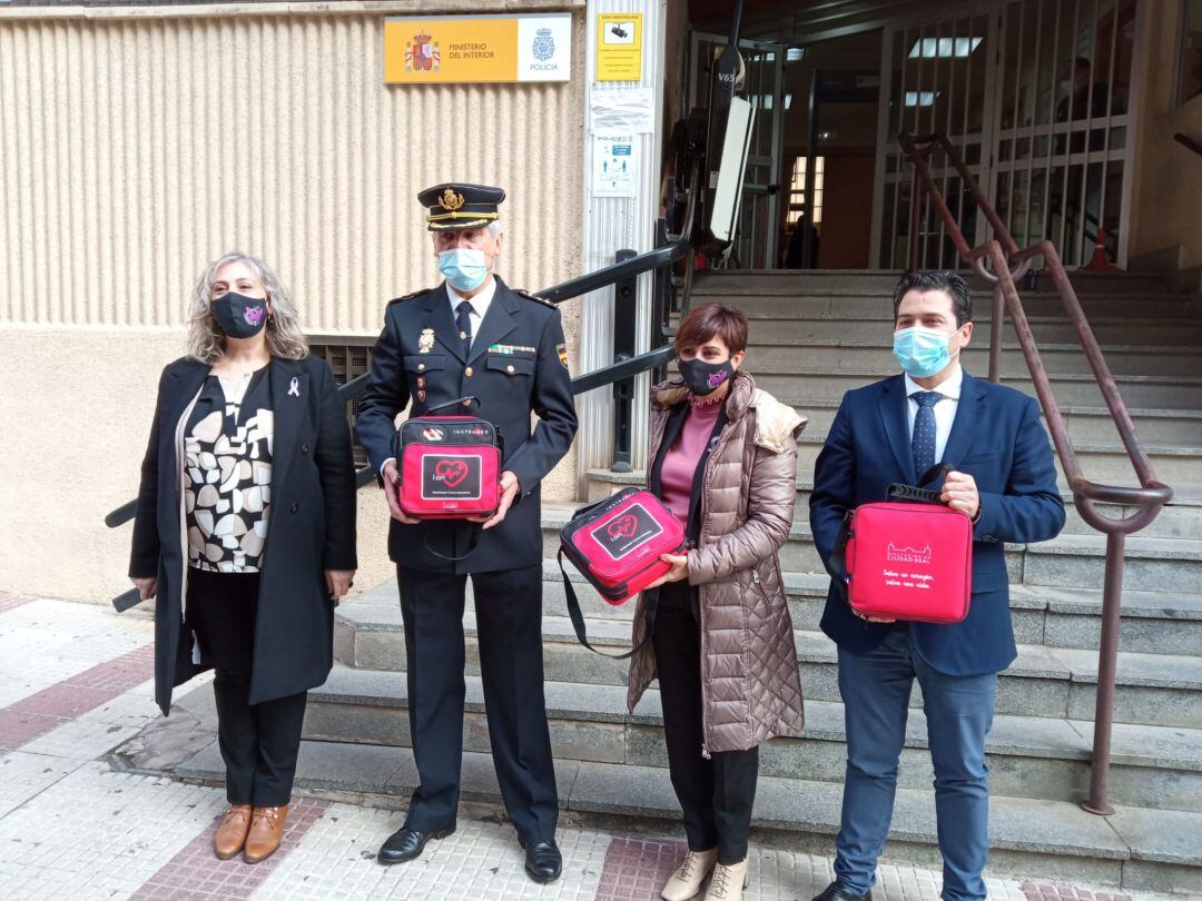 Autoridades muestran los nuevos desfibriladores que se equiparán en los coches patrulla de Puertollano 