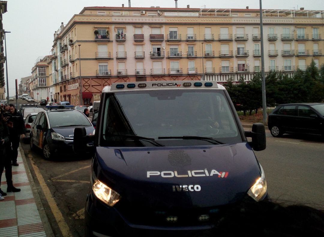 Exterior del Juzgado de donde han salido los cuatro implicados hacia Badajoz