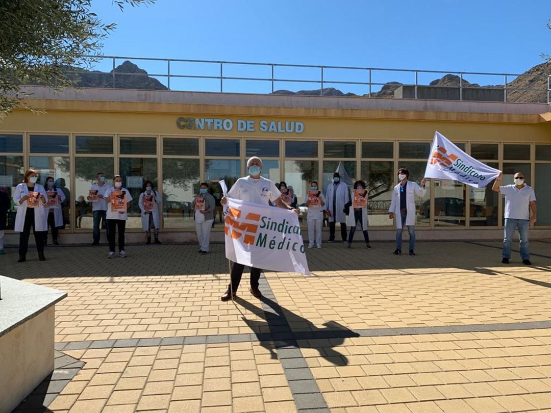 Concentración de médicos ante el centro de salud de Cox, en el departamento de Orihuela.