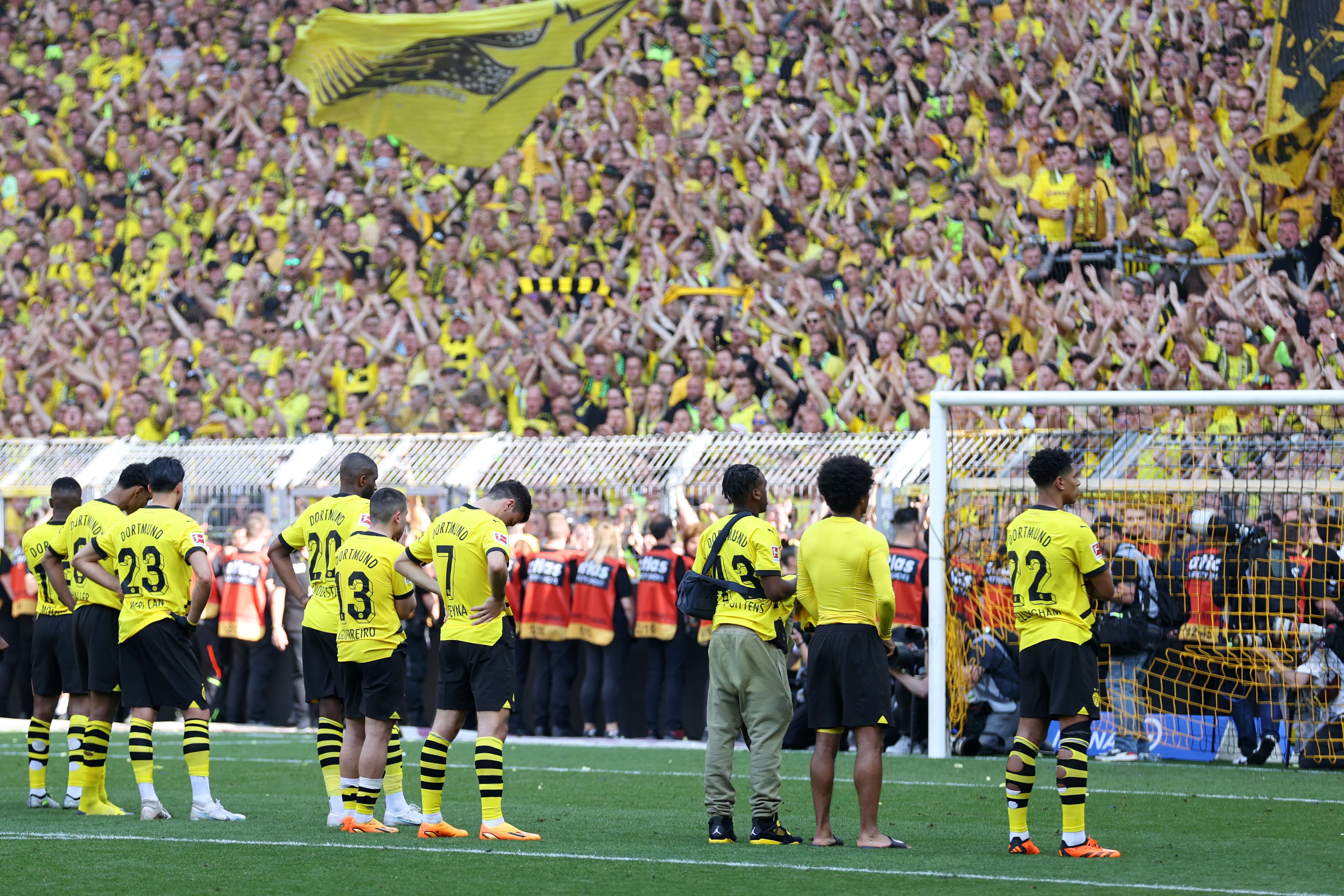 Los jugadores del Borussia Dortmund, ante su afición en el Signal Iduna Park, tras perder el título de Bundesliga