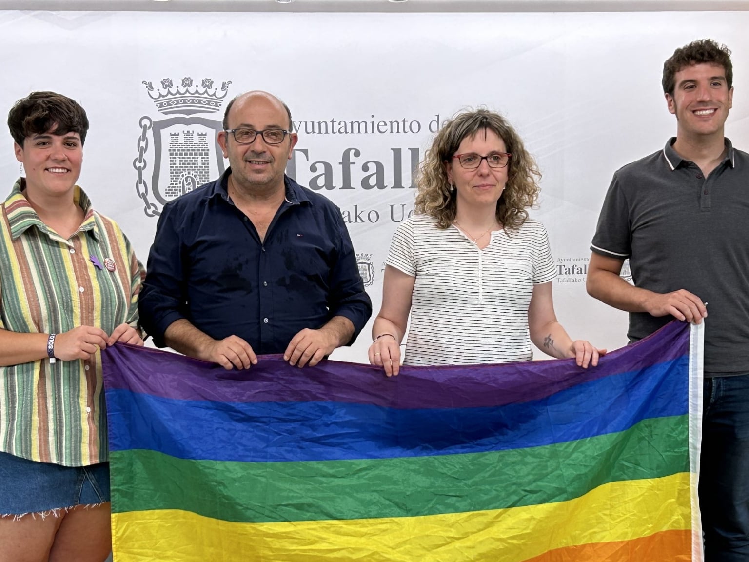 Representantes del Ayuntamiento de Tafalla y del colectivo Laiak Zona Media en la presentación de los Premios 2023