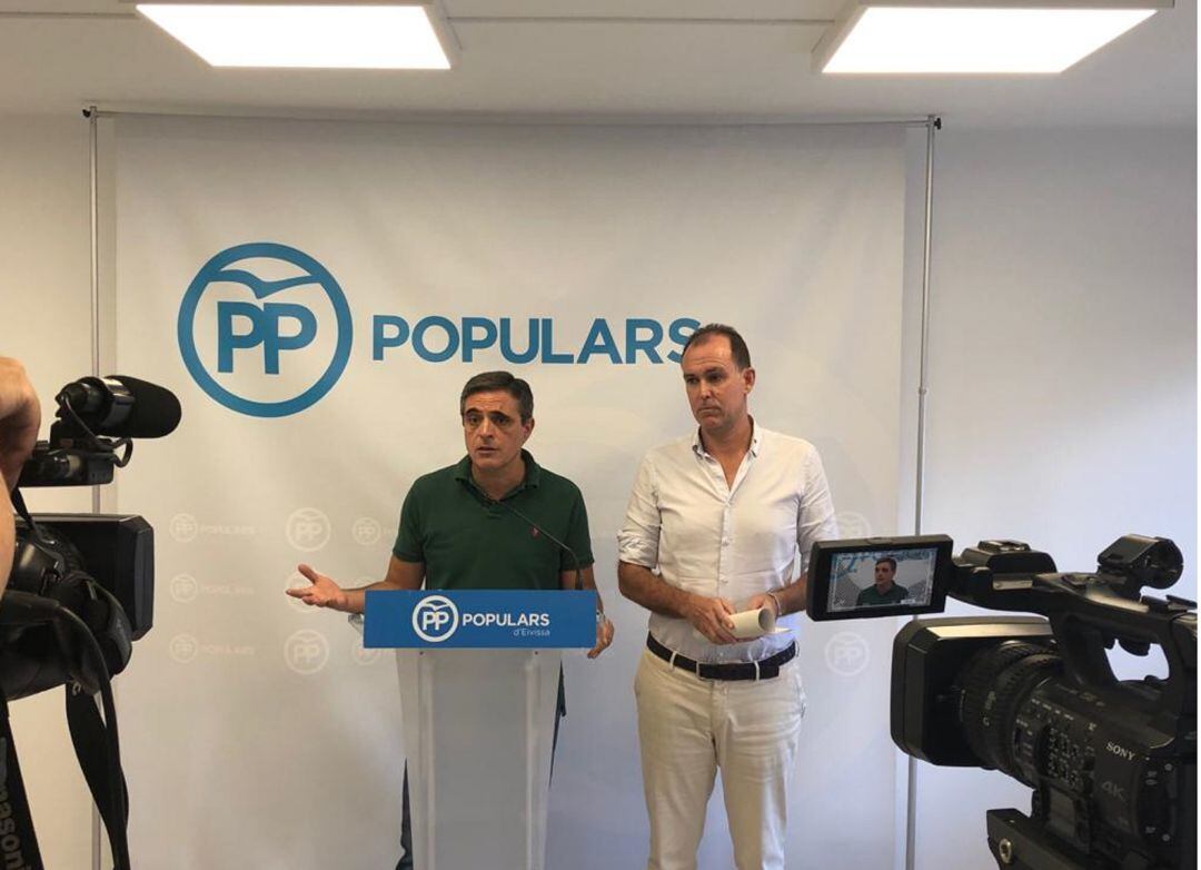 El portavoz del PP de Vila, José Vicente Marí Bosó, junto al concejal Jacobo Varela