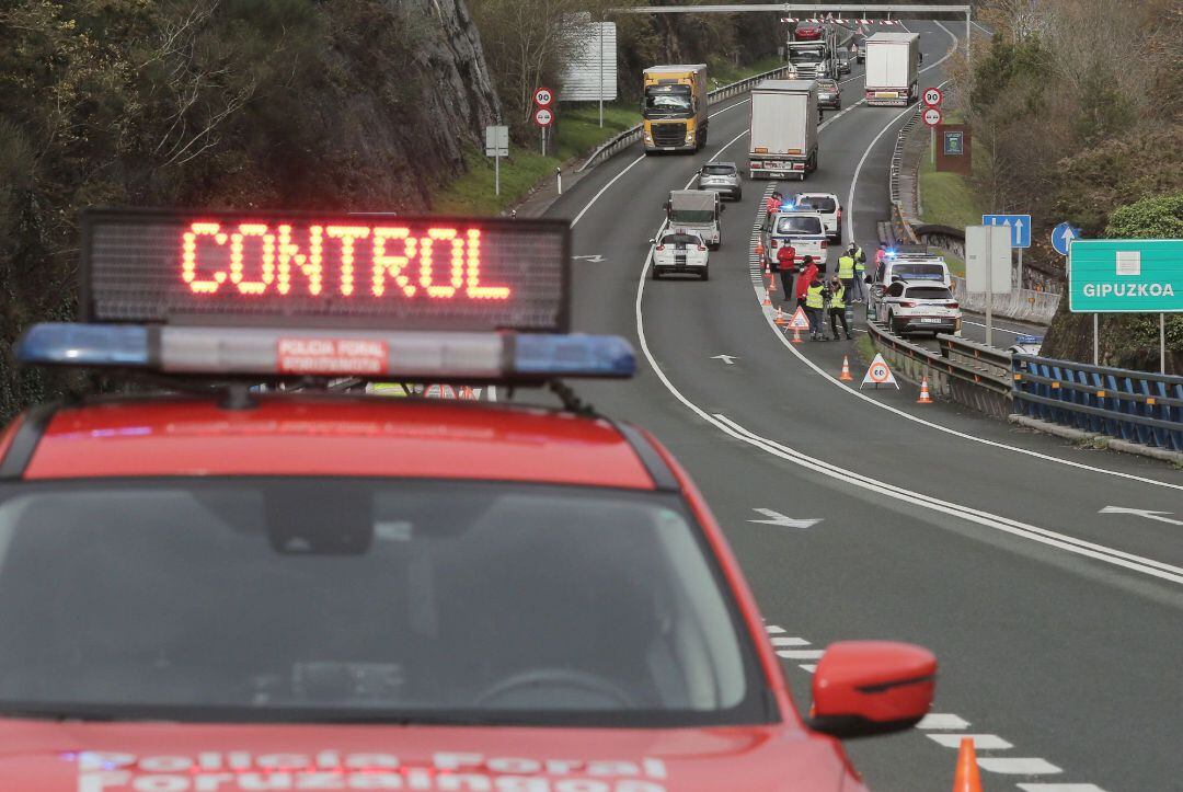 Agentes de la Policía Foral y de la Ertzaina realizan este viernes un control de tráfico simultáneo para vigilar la movilidad entre Navarra y el País Vasco en el puente de Endarlatsa (Gipuzkoa)