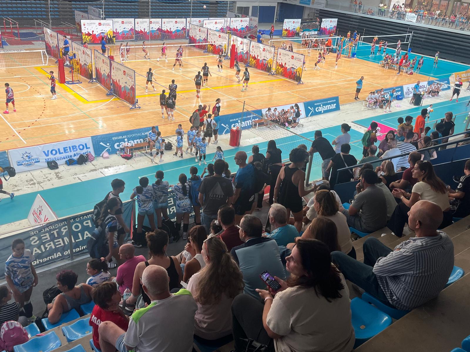 El Palacio de los Juegos Mediterráneos se ha llenado de niños y jóvenes, de 7 a 21 años, entrenando y participando en esta competición.