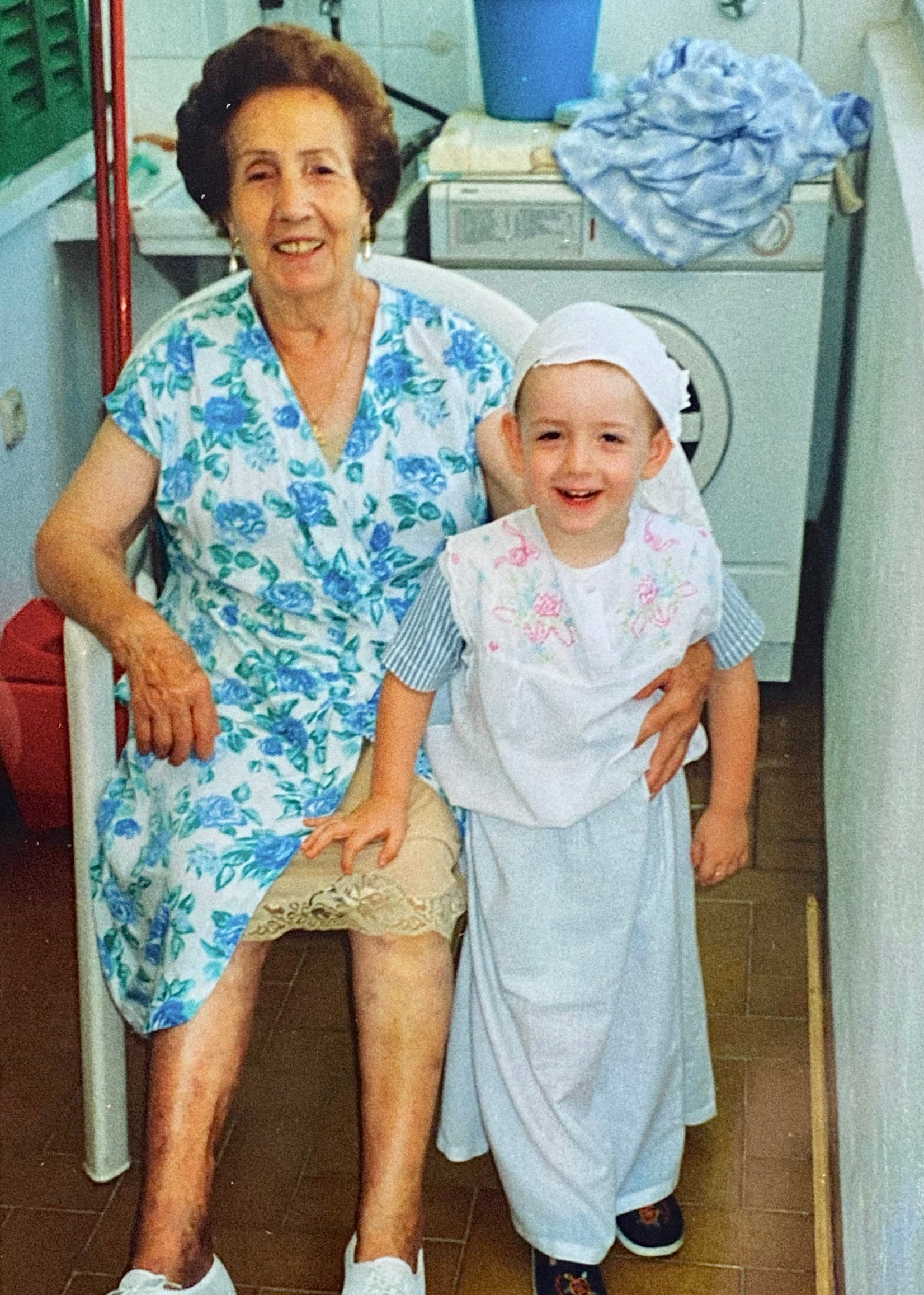 Fotografía con su abuela Ignacia, quien se enseñó a amar la copla, a las folclóricas y a travestirse