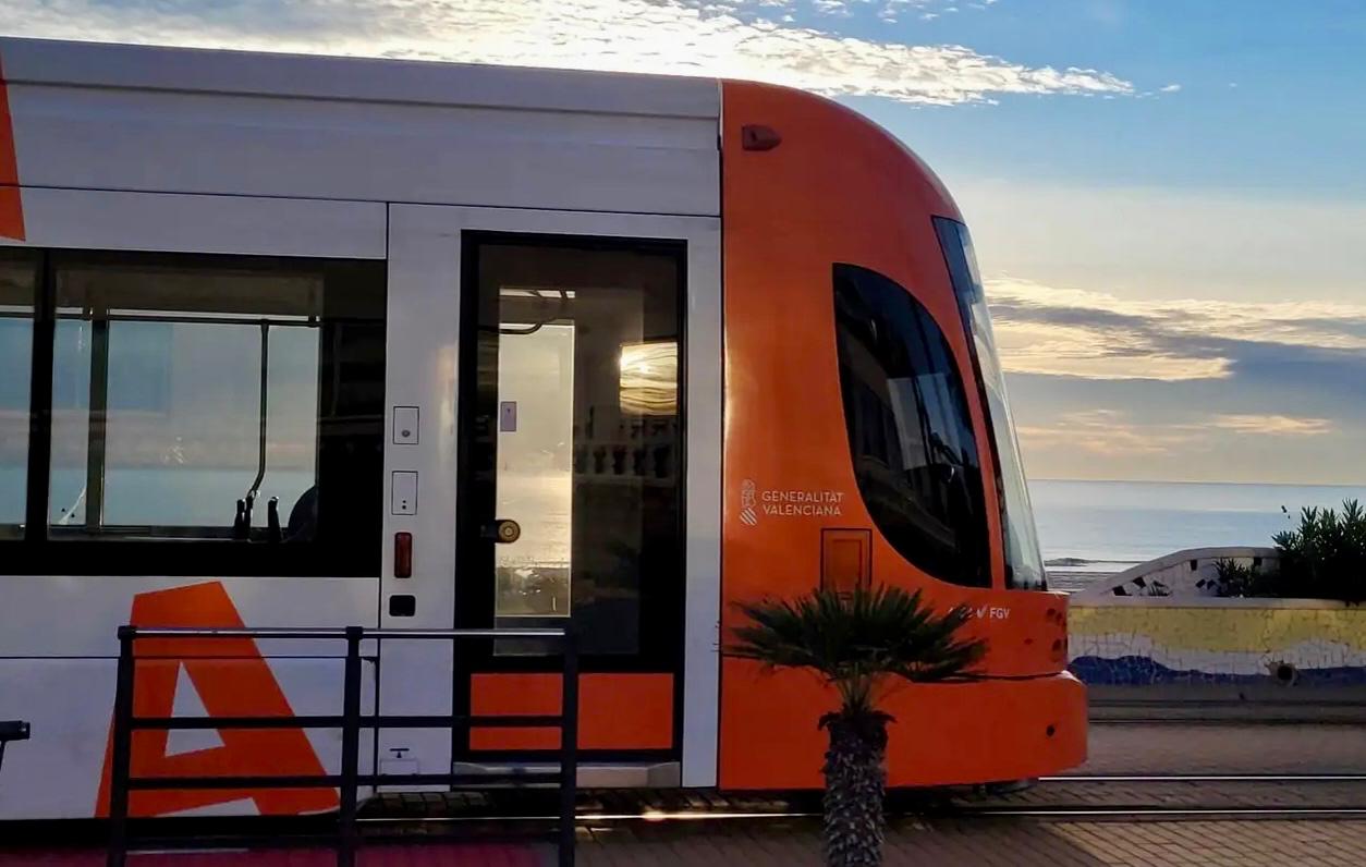 El TRAM a su paso por la playa de Muchavista de El Campello