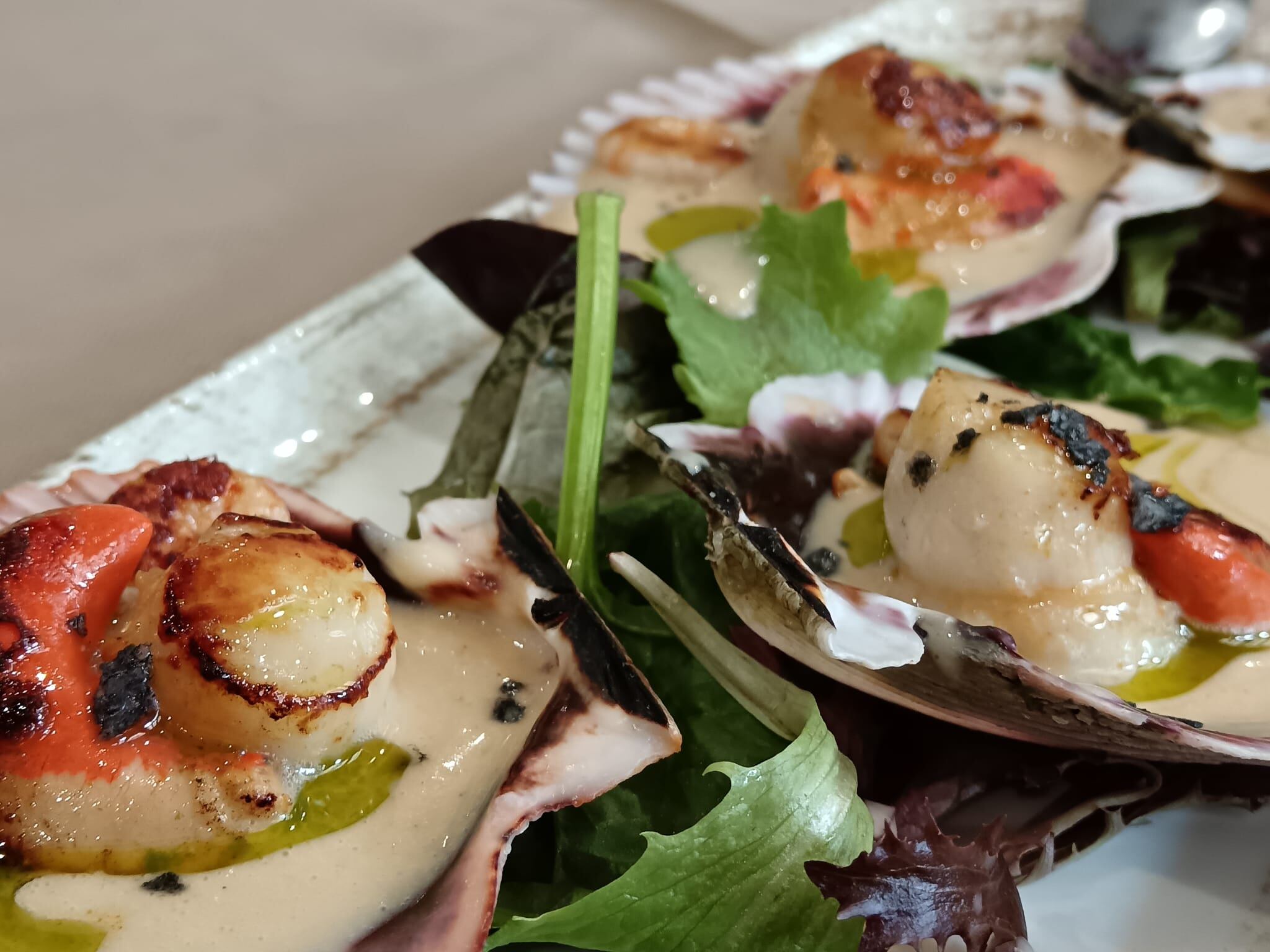 Zamburiñas con crema de gambas al ajillo