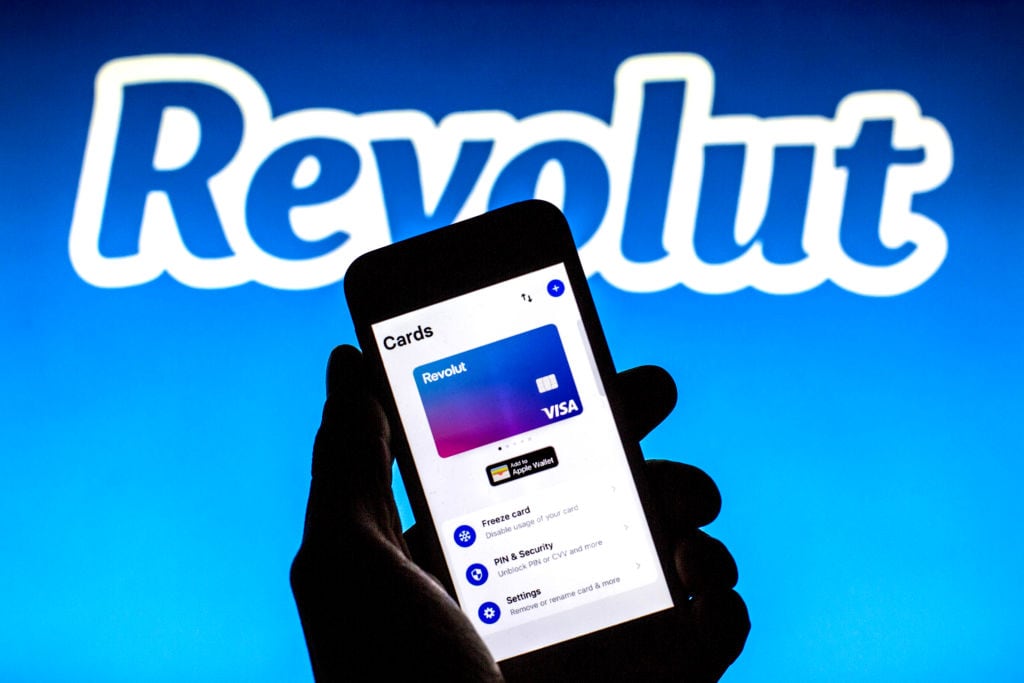 Una tarjeta Revolut virtual en un móvil.