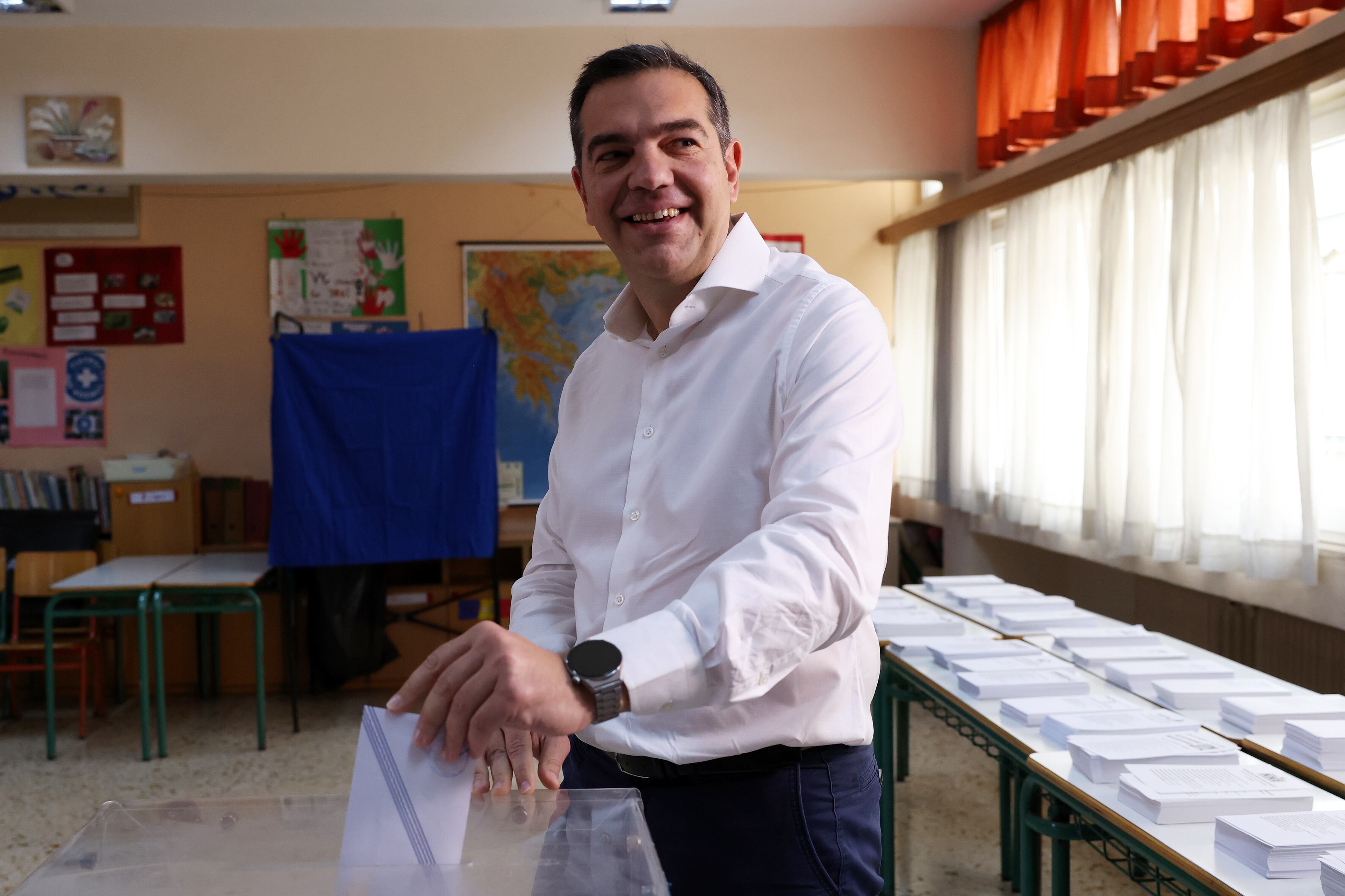 El líder de Syriza, Alexis Tsipras, votando.