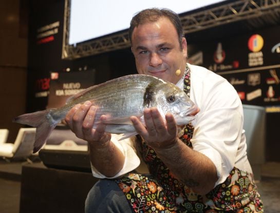 Ángel León muestra la dorada a la que estaba a punto de sacarle sangre.