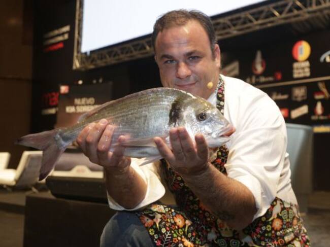 Ángel León muestra la dorada a la que estaba a punto de sacarle sangre.