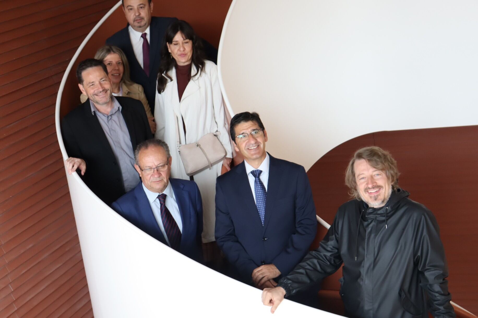 Autoridades en una de las escalinatas de la ciudad administrativa durante la visita al edificio este miércoles