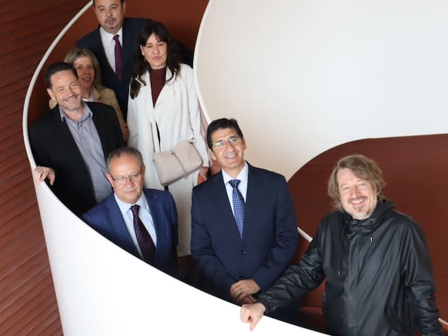Autoridades en una de las escalinatas de la ciudad administrativa durante la visita al edificio este miércoles