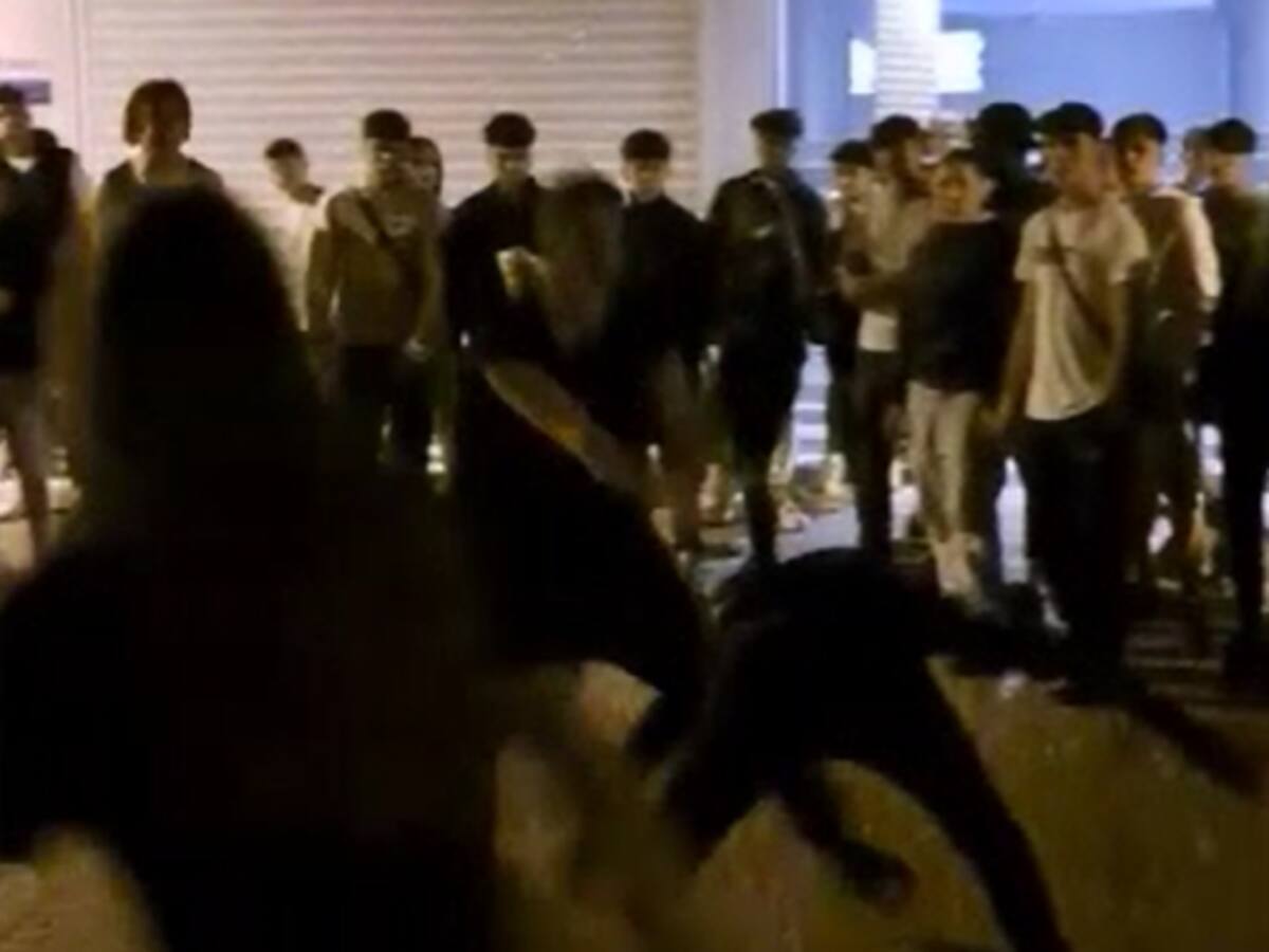 Un grupo de jóvenes se cita en Ibiza para una pelea nocturna en plena calle