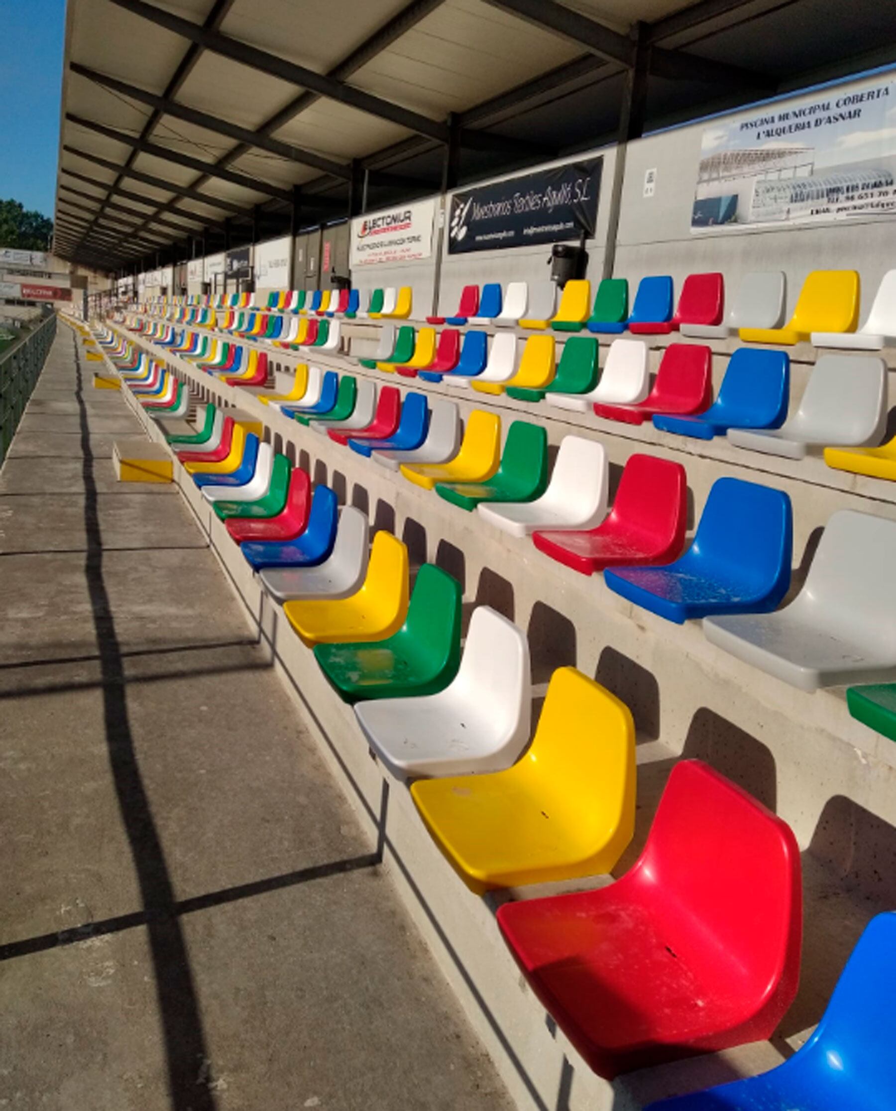 Imagen de los coloridos nuevos asientos de La Llometa