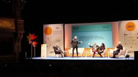 Boris Izaguirre, de pie, se dirige al resto de ponentes.