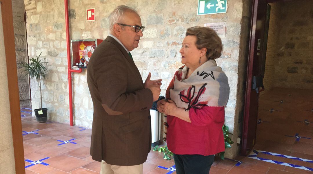 Manuel Parras, presidente del CES, charla con Pilar Parra, vicepresidenta segunda de la Diputación