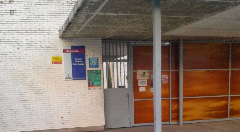 Puerta de entrada del centro educativo de Tomelloso.
