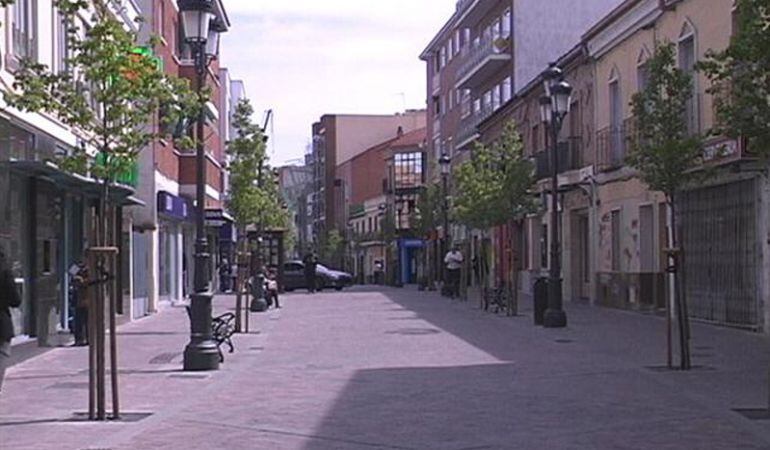 Imágen de la calle peatonal de La Plaza, en el casco antiguo de Fuenlabrada.