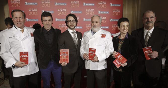 En la imagen, de izq. a dcha: el presidente de la Guia Michelin, Michael Ellis; los cocineros Eneko Atxa, y Quique Dacosta; elministro de Agricultura, Alimentación y Medioambiente, Miguel Arias Cañete; y los restauradores Carme Ruscalleda y Pedro Subijana