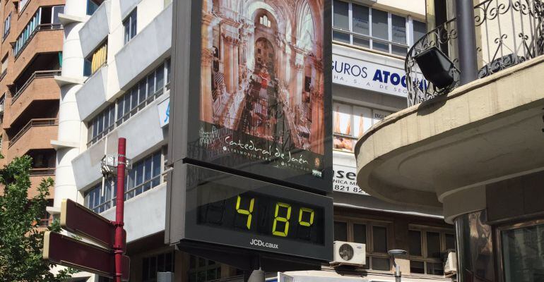 Un termómetro de la Calle Roldán y Marín en Jaén muestra 48 grados