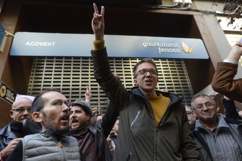  El secretario político de Podemos, Íñigo Errejón, y el secretario de Organización y líder del partido en Aragón, Pablo Echenique, durante su participación hoy en una concentración contra la pobreza energética ante las oficinas de Gas Natural de Zaragoza