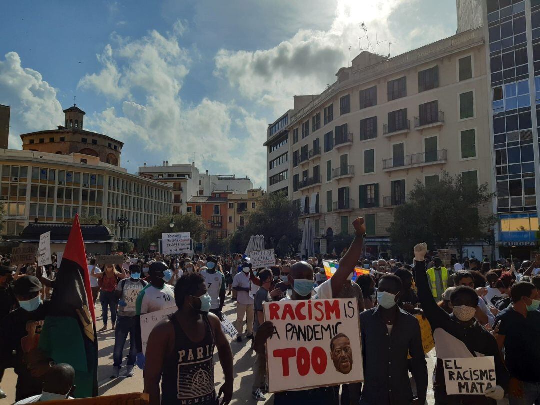 Concentración en Palma en memoria de George Floyd, el hombre muerto a manos de la policía en Estados Unidos.