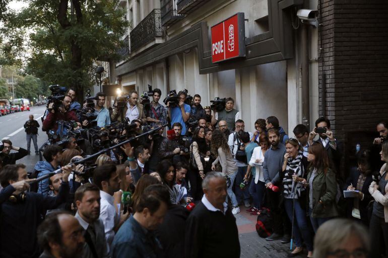 Decenas de periodistas a las puertas de la sede del PSOE, en la madrileña calle Ferraz, donde hoy se celebra la reunión del Comité Federal del partido.