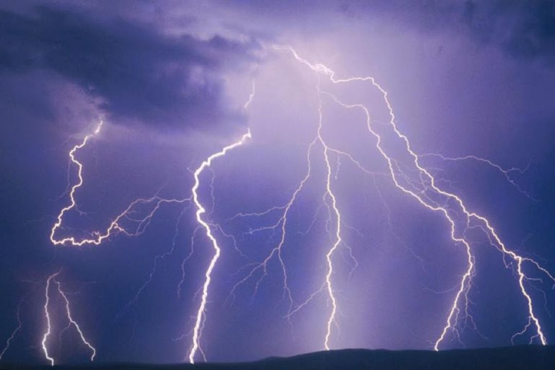 Foto espectacular de varios rayos tocando tierra