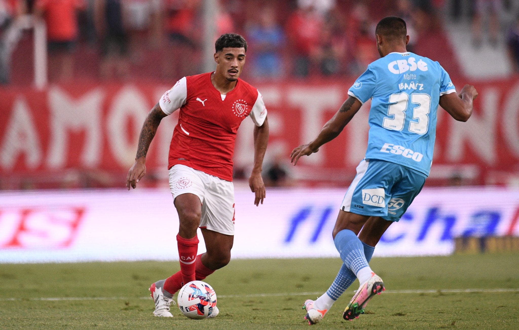 Carlos Benavídez (i), durante un partido con la camiseta del Independiente de Argentina.