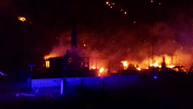 Imágenes del incendio en la aldea de Laerdal (Noruega).