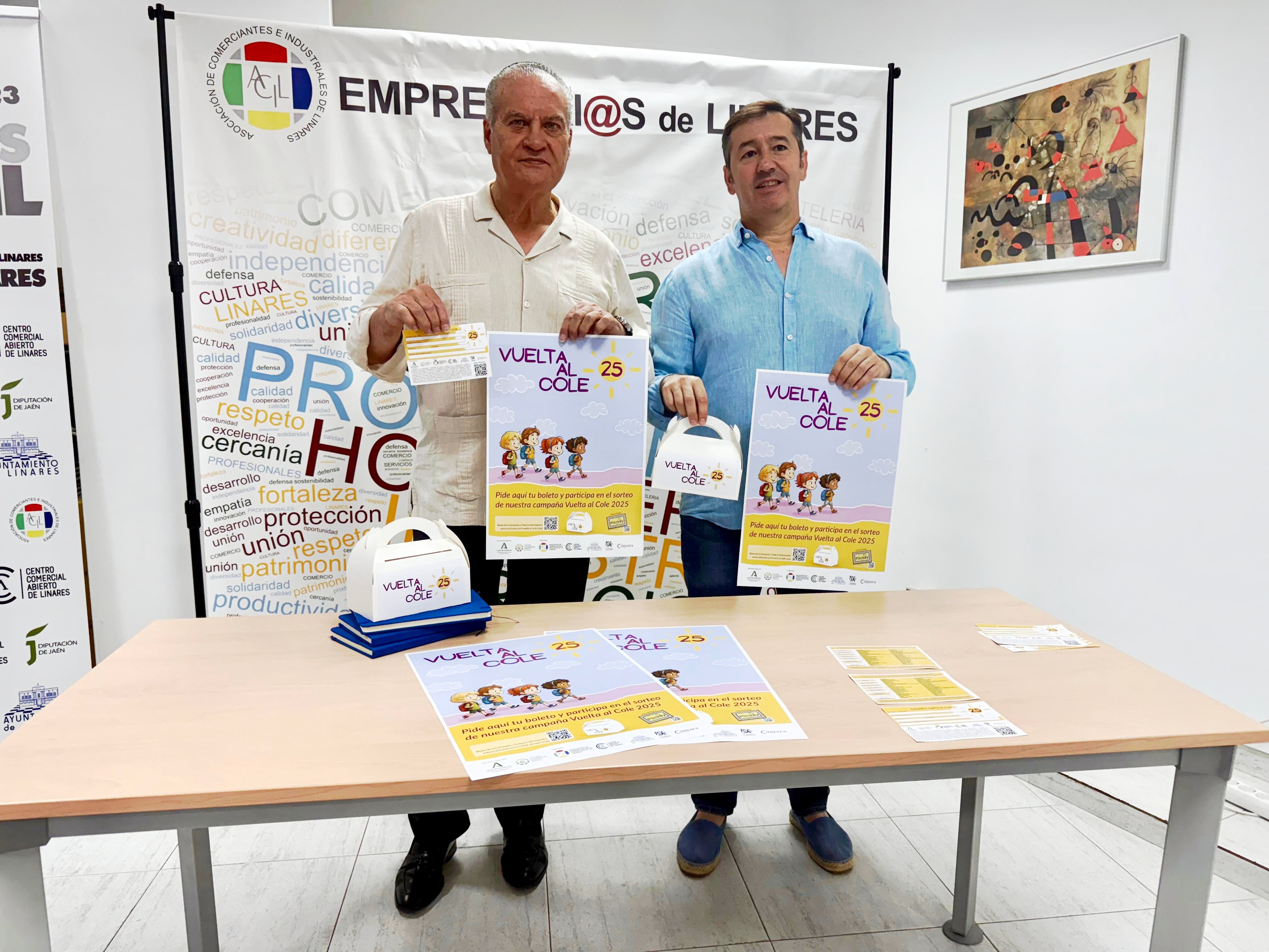 Francisco López Cerezuela y Michel Rentero con la cartelería de la campaña &quot;Vuelta al cole&quot;