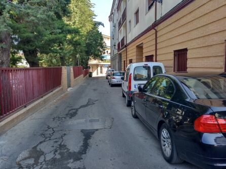 En la parte final de la calle, se encuentra la Jefatura de Policía Local, a la izquierda de la imagen