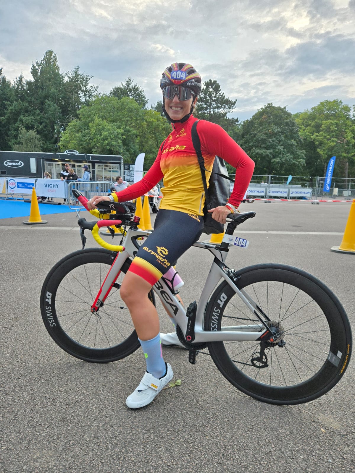 Marta Francés, en su bici de competición