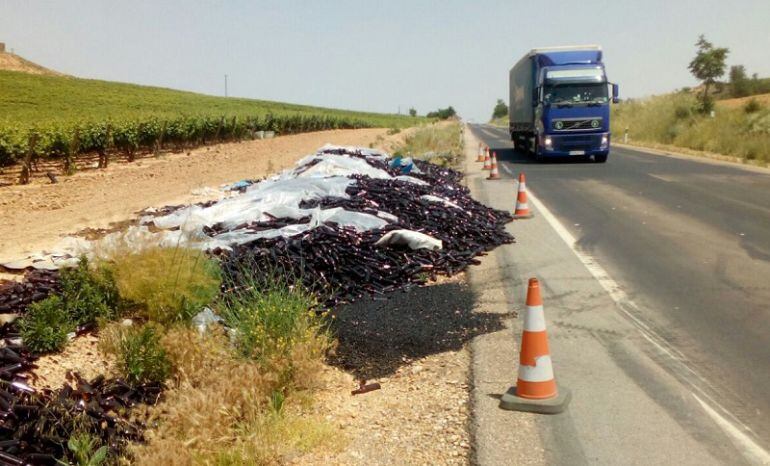 La carga del camión accidentado lleva casi tres meses en el arcén