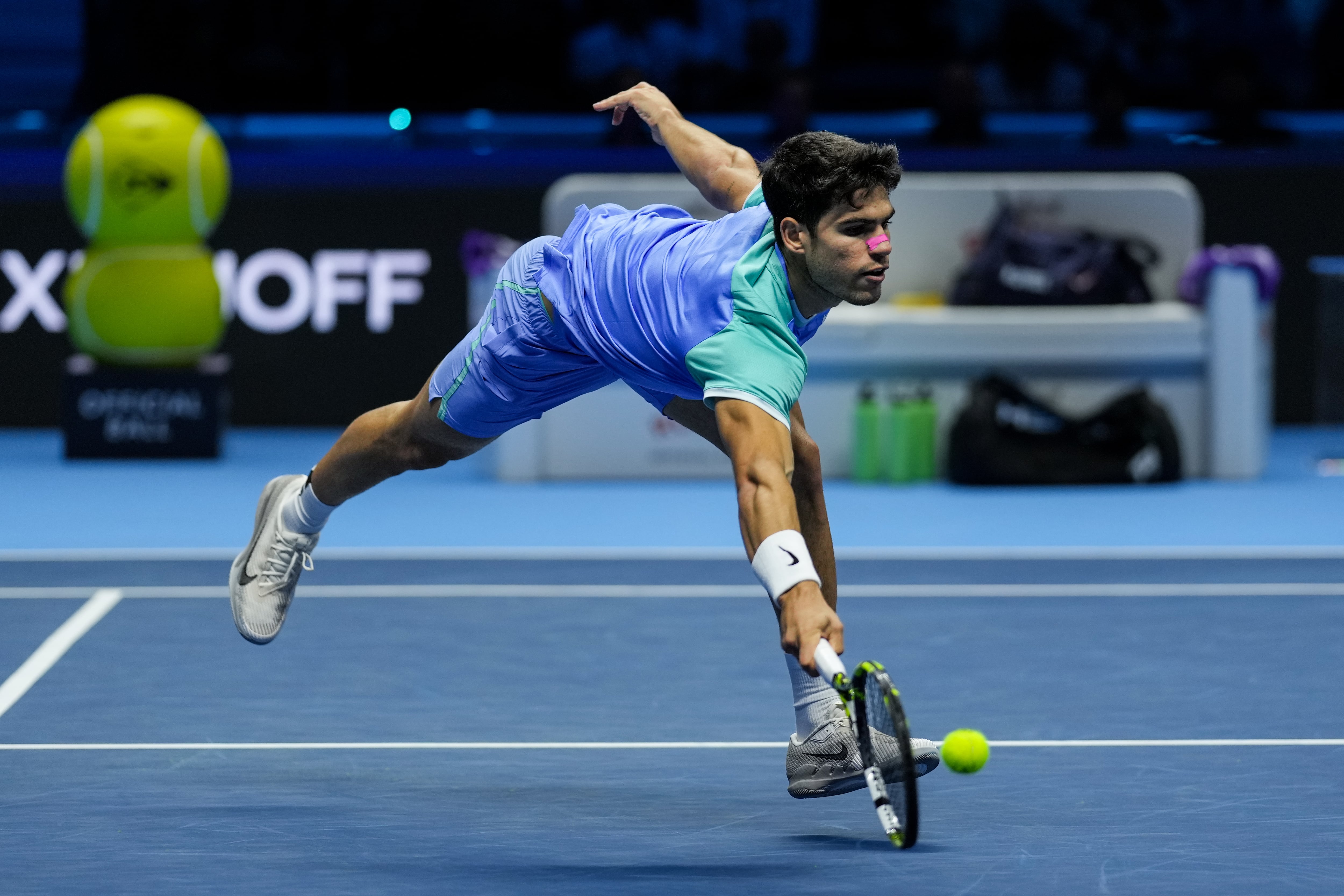 Carlos Alcaraz se estira para salvar una bola en las ATP Finals