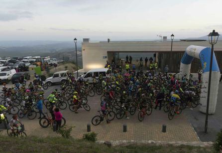 Los ciclistas participantes en la prueba se concentraban antes del comienzo de la misma