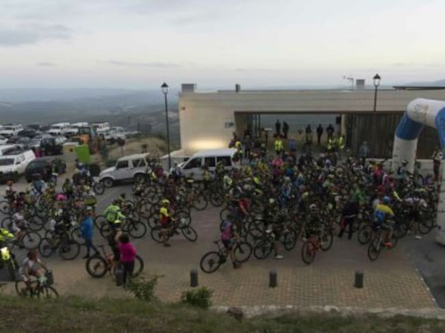 Los ciclistas participantes en la prueba se concentraban antes del comienzo de la misma