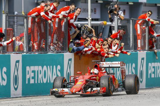 Vettel cruza la línea de meta como ganador del GP de Malasia.