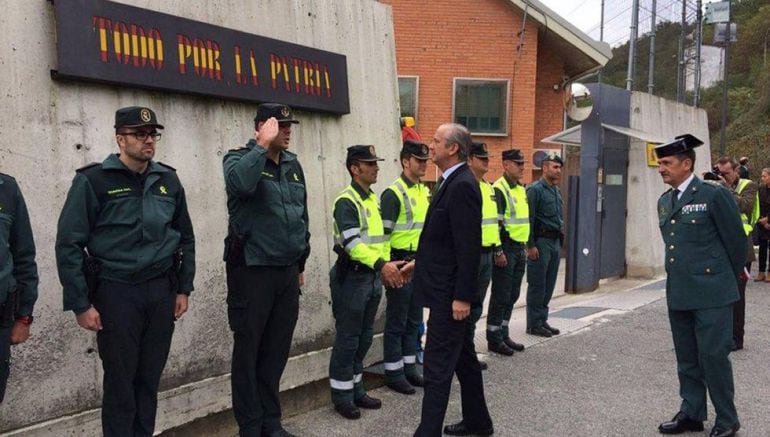 El director general de la Guardia Civil, Arsenio Fernández de Mesa visita la casa cuartel de la Guardia Civil de Alsasua