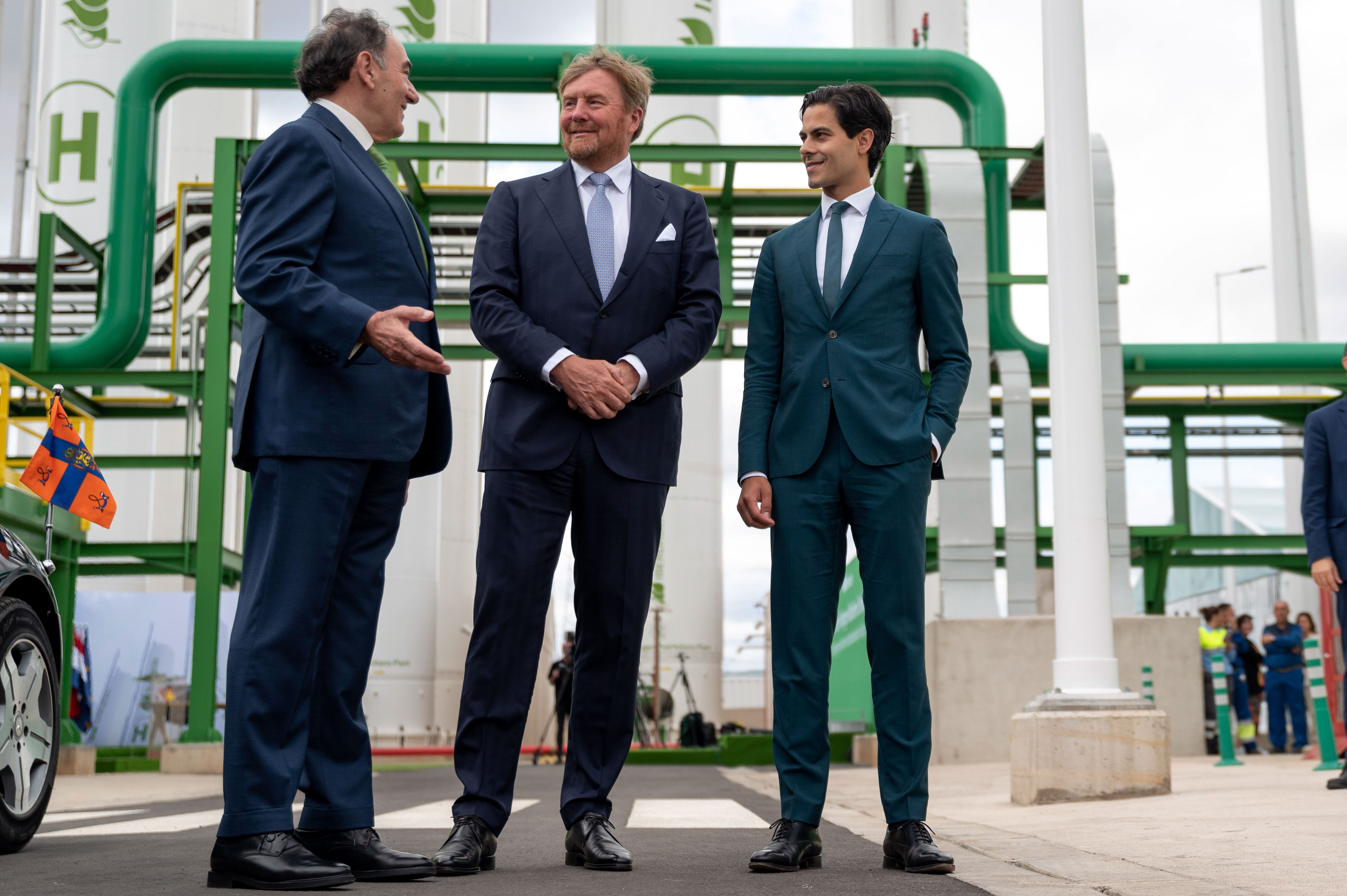 -FOTODELDIA- GRAF7490. PUERTOLLANO, 13/06/2023.- El presidente de Iberdrola, Ignacio Galán (i), junto al rey Guillermo Alejandro (c), y al Ministro para el Clima y Política Energética de los Países Bajos, Rob Jetten, durante su visita este martes a la planta de hidrógeno verde de Iberdrola en Puertollano. Guillermo Alejandro ha asistido, como testigo de excepción, a la firma de varios acuerdos entre la empresa Iberdrola y las compañías AC Terminal y Hynetwork Services como &quot;paso definitivo en el establecimiento del corredor marítimo de hidrógeno verde entre España y Países Bajos. EFE/ Ismael Herrero
