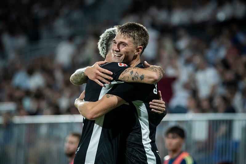 Gael Alonso celebra el tercer gol de l'equip amb Manu Nieto.