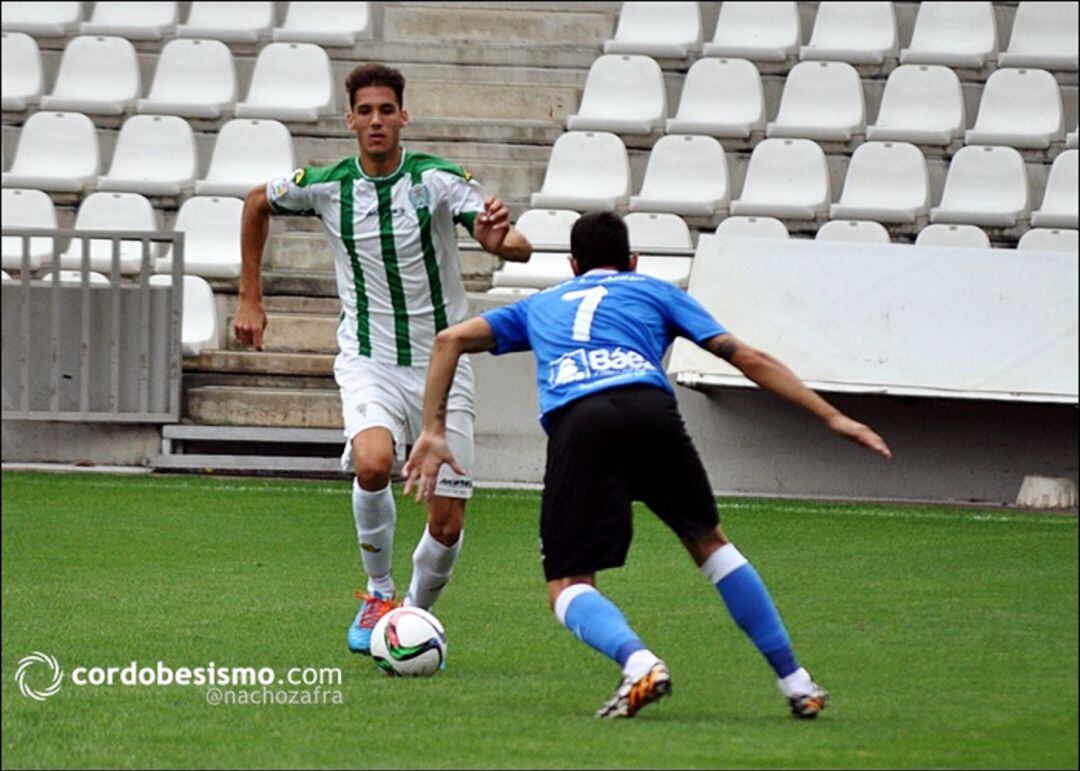 Alex Roser, con la camiseta del Córdoba, encara a un contrario 