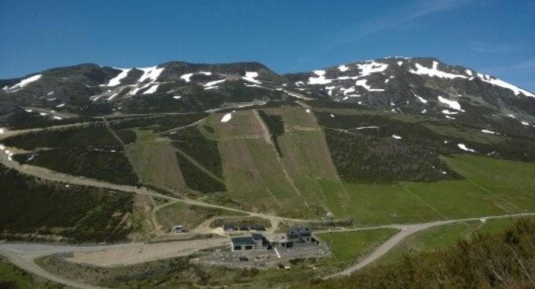 Imagen completa de la estación en la vertiente lacianiega