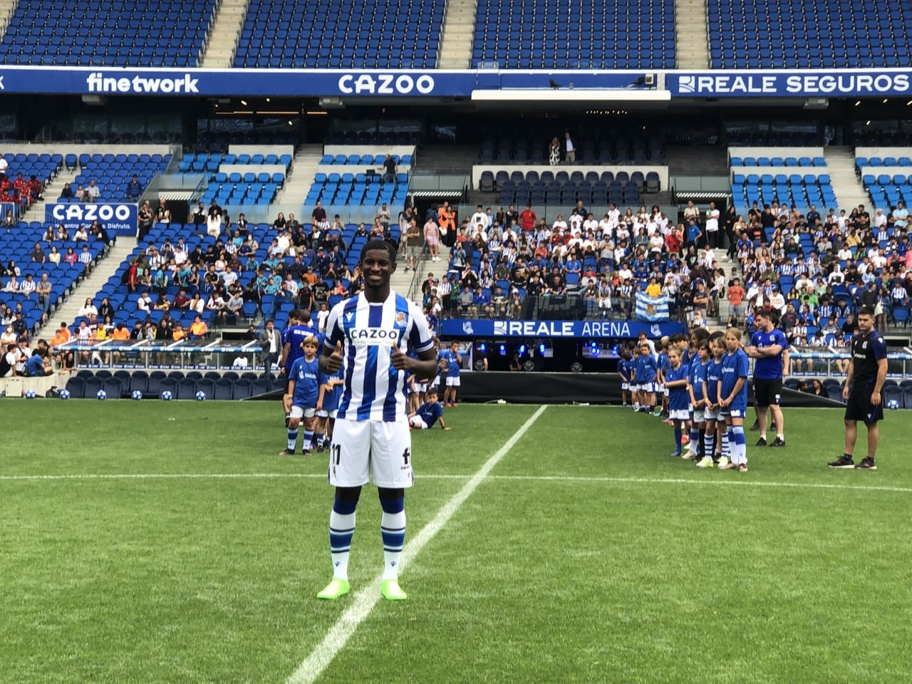 Mohamed Ali Cho posa en su presentación en el Reale Arena