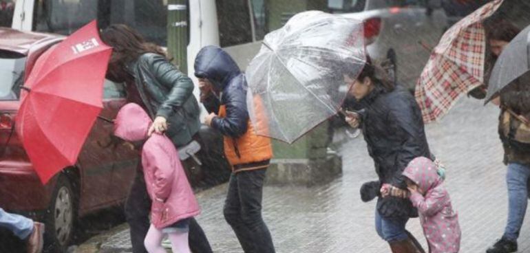 Hoy bajan las temperaturas y tendremos rachas de viento moderadas. No se descartan lluvias, a mediodía