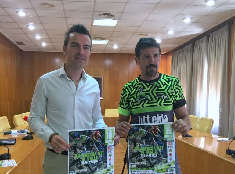 El concejal de Deportes, Fernando Gómez, con el Pte. del BTT Elda, Jesús Sánchez (D)