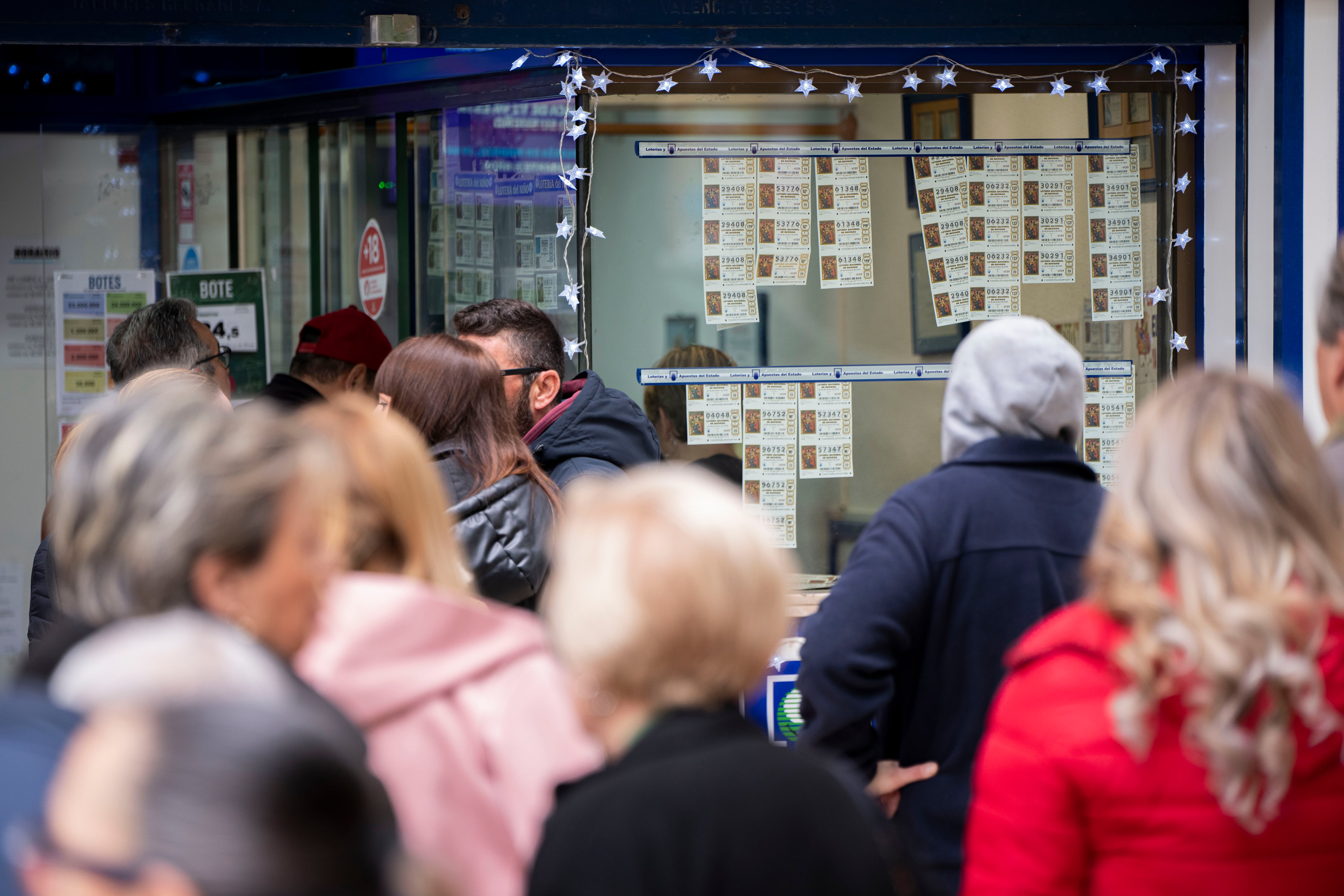 Clientes esperando para comprar décimos de Navidad. EFE/ Andreu Esteban